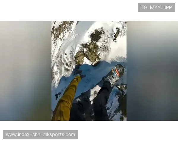 滑雪教练展示飞跃动作吓得学生抱头